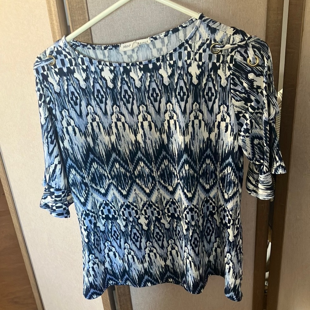 FINAL MARKDOWN Above and beyond Blue and White Graphic Ruffled Blouse small